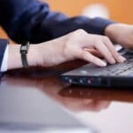 سوار معصم من الجلد الطبيعي مزود بكابل للشحن أو لنقل البيانات USB
