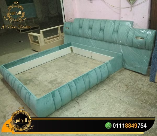 سرير خشب بعد التنجيد بهيكل قوي وتشطيب أنيق
